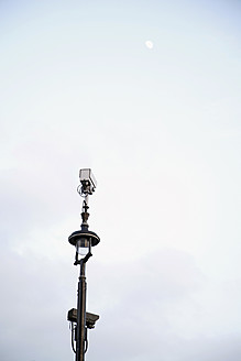England, London, Beobachtungskamera gegen Himmel - JMF000139