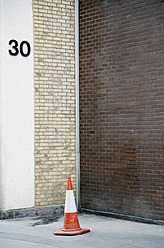 England, London, Nummer 30 auf Wand mit Verkehrskegel - JMF000143