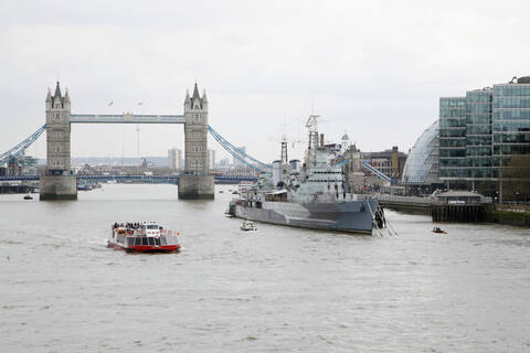 England, London, Blick auf die Londoner Brücke und das Marineschiff, lizenzfreies Stockfoto