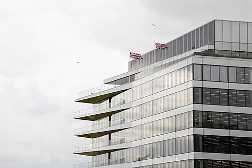 England, London, Moderne Architektur mit britischer Flagge - JMF000145
