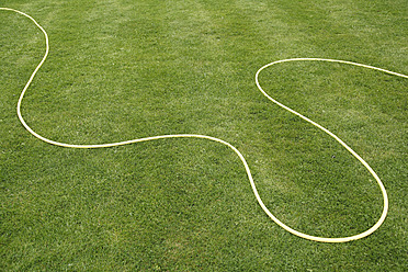 UK, England, Oxford, Garden hose on grass - JMF000159