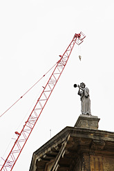 UK, England, Oxford, Kran über Statue auf dem Dach der Bodleian Library - JMF000178