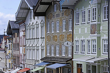 Deutschland, Bayern, Fassadenmalerei an Gebäuden in Bad Tölz - TCF002482