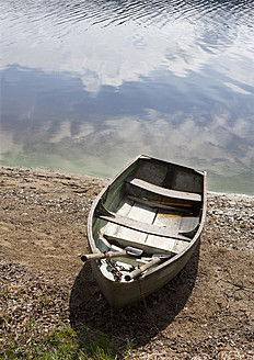 Tschechoslowakei, Am Seeufer vertäutes Fischerboot - WWF002327