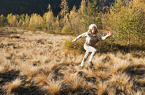 Austria, Salzburg, Young woman running in autumn - HHF004162