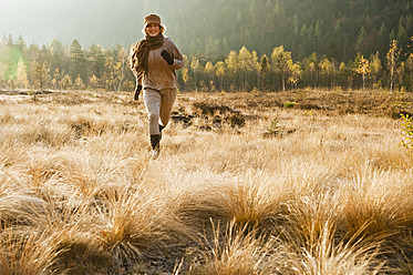 Austria, Salzburg, Young woman running in autumn - HHF004164