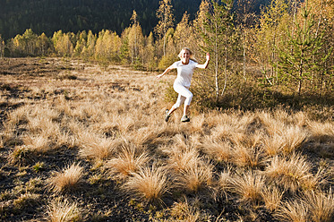 Austria, Salzburg, Young woman running in autumn - HHF004165