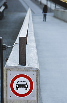 Deutschland, Bayern, München, Vorbeifahrende Person mit Warnschild im Vordergrund - LFF000457