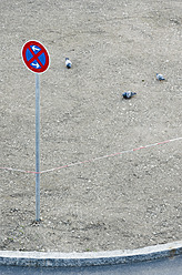 Deutschland, Bayern, München, Straßenschild mit Tauben im Hintergrund - LFF000458