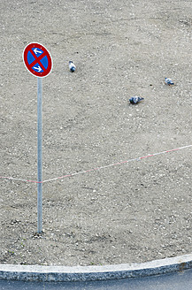 Deutschland, Bayern, München, Straßenschild mit Tauben im Hintergrund - LFF000458