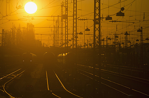 Deutschland, Bayern, München, Blick auf den Hauptbahnhof bei Sonnenuntergang - LFF000439