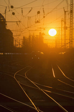 Deutschland, Bayern, München, Blick auf den Hauptbahnhof bei Sonnenuntergang, lizenzfreies Stockfoto