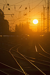 Deutschland, Bayern, München, Blick auf den Hauptbahnhof bei Sonnenuntergang - LFF000440