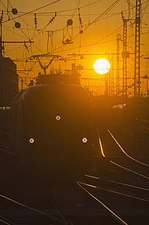 Deutschland, Bayern, München, Blick auf den Hauptbahnhof bei Sonnenuntergang - LFF000441