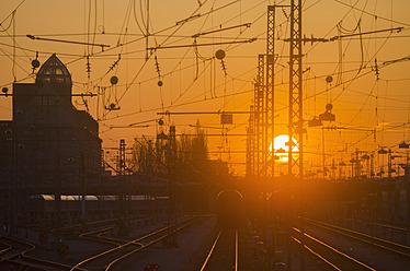 Deutschland, Bayern, München, Blick auf den Hauptbahnhof bei Sonnenuntergang - LFF000442