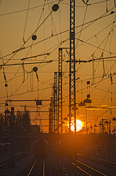 Deutschland, Bayern, München, Blick auf den Hauptbahnhof bei Sonnenuntergang - LFF000443