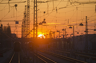 Deutschland, Bayern, München, Blick auf den Hauptbahnhof bei Sonnenuntergang - LFF000444