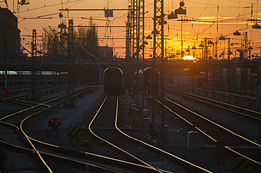 Deutschland, Bayern, München, Blick auf den Hauptbahnhof bei Sonnenuntergang - LFF000445