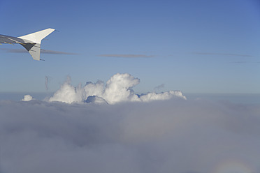 Deutschland, Flügel eines Verkehrsflugzeugs mit Wolken - TCF002501