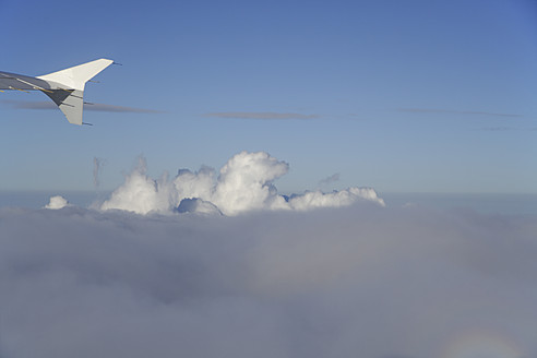 Deutschland, Flügel eines Verkehrsflugzeugs mit Wolken - TCF002501