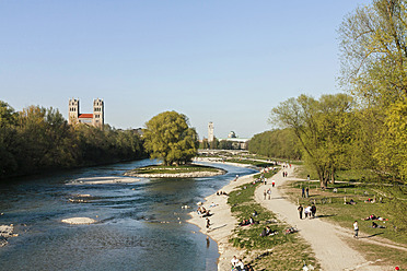 Deutschland, Bayern, München, Menschen an der Isar, Kirche St. Maximilian im Hintergrund - LFF000450