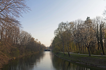 Deutschland, Bayern, München, Blick auf den Isar-Stausee im Herbst - LFF000452