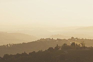 Europa, Italien, Provinz Siena, Blick auf einen nebligen Berg am Morgen - GWF001745