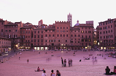 Europa, Italien, Siena, Menschen auf der Piazza del Campo, Duomo im Hintergrund - GWF001747