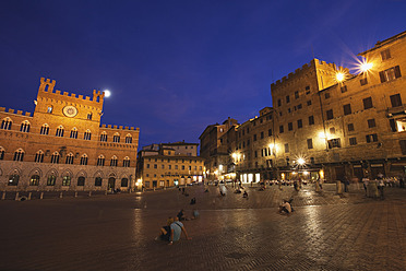Europa, Italien, Siena, Menschen auf der Piazza del Campo - GWF001749