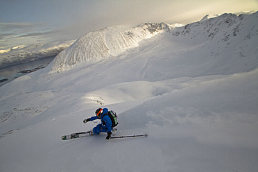 Norwegen, Älterer Mann beim Skifahren auf dem Stufenberg - FFF001308