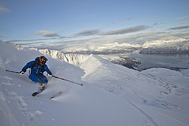 Norwegen, Älterer Mann beim Skifahren auf dem Stufenberg - FFF001309