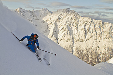 Norwegen, Älterer Mann beim Skifahren auf dem Stufenberg - FFF001310