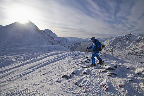 Norwegen, Skifahrer mit Stock im Schnee - FFF001311