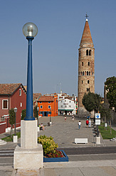 Italien, Provinz Venedig, Blick auf den Glockenturm in Caorle - WWF002370