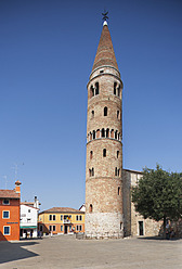 Italien, Provinz Venedig, Blick auf den Glockenturm in Caorle - WWF002369