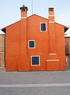 Italien, Provinz Venedig, Caorle, Fassade eines Gebäudes mit Schornstein - WWF002364