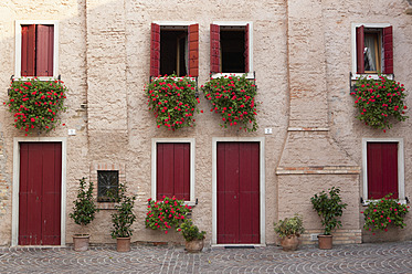 Italien, Provinz Venedig, Fassade eines Gebäudes mit Blumenkübeln - WWF002360