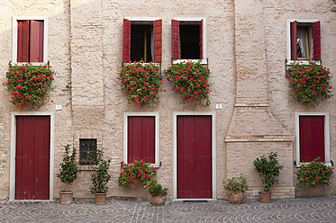 Italy, Province of Venice, Facade of building with flowerpots - WWF002360