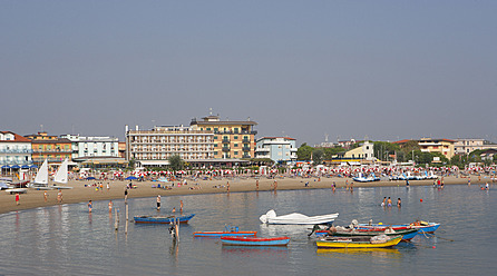 Italien, Provinz Venedig, Caorle, Blick auf Strand und Hotels - WWF002358