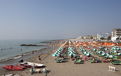 Italien, Provinz Venedig, Caorle, Blick auf Strand mit Sonnenschirmen - WWF002351