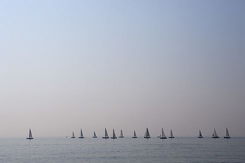 Italien, Provinz Venedig, Caorle, Segelboote im Adriatischen Meer in der Abenddämmerung - WWF002371