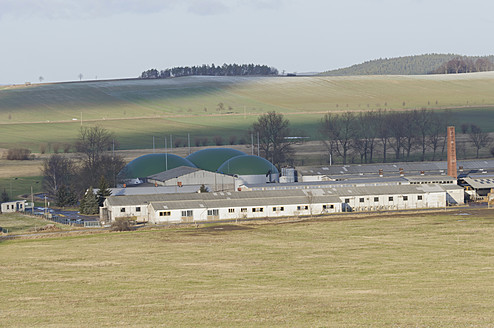 Deutschland, Thüringen, Ansicht einer Biogasanlage - MJF000028