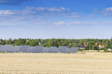Deutschland, Sachsen, Blick auf Solarmodule - MJF000020