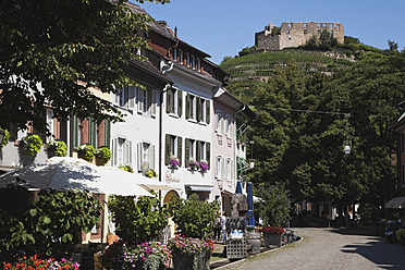 Deutschland, Baden Württemberg, Staufen, Staufen, Ansicht der historischen Stadt mit Burgruine - GWF001754