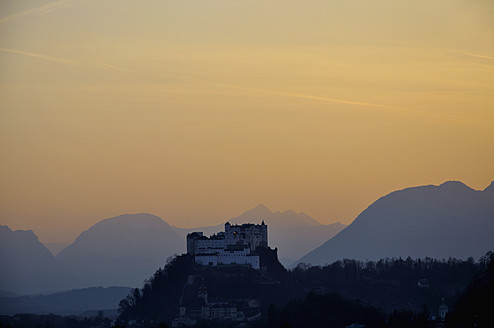 Österreich, Salzburg, Blick auf die Burg Hohensalzburg - AXF000047