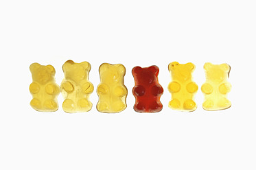 Row of gummi bears on white background, close up - AXF000053