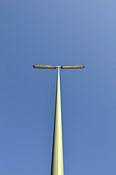 Deutschland, Bayern, Straßenlaterne gegen Himmel - AXF000054