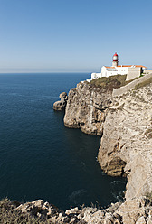 Portugal, Algarve, Sagres, Leuchtturm auf Klippe am Atlantik - MIRF000399