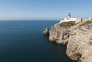 Portugal, Algarve, Sagres, Leuchtturm auf Klippe am Atlantik - MIRF000400