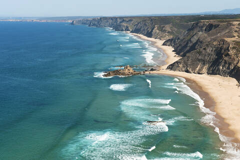 Portugal, Algarve, Sagres, Blick auf Strand mit Klippen, lizenzfreies Stockfoto